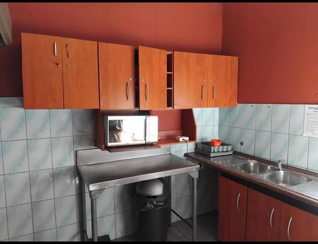 9 BEDROOM HOUSE FOR SALE IN DOORNFONTEIN